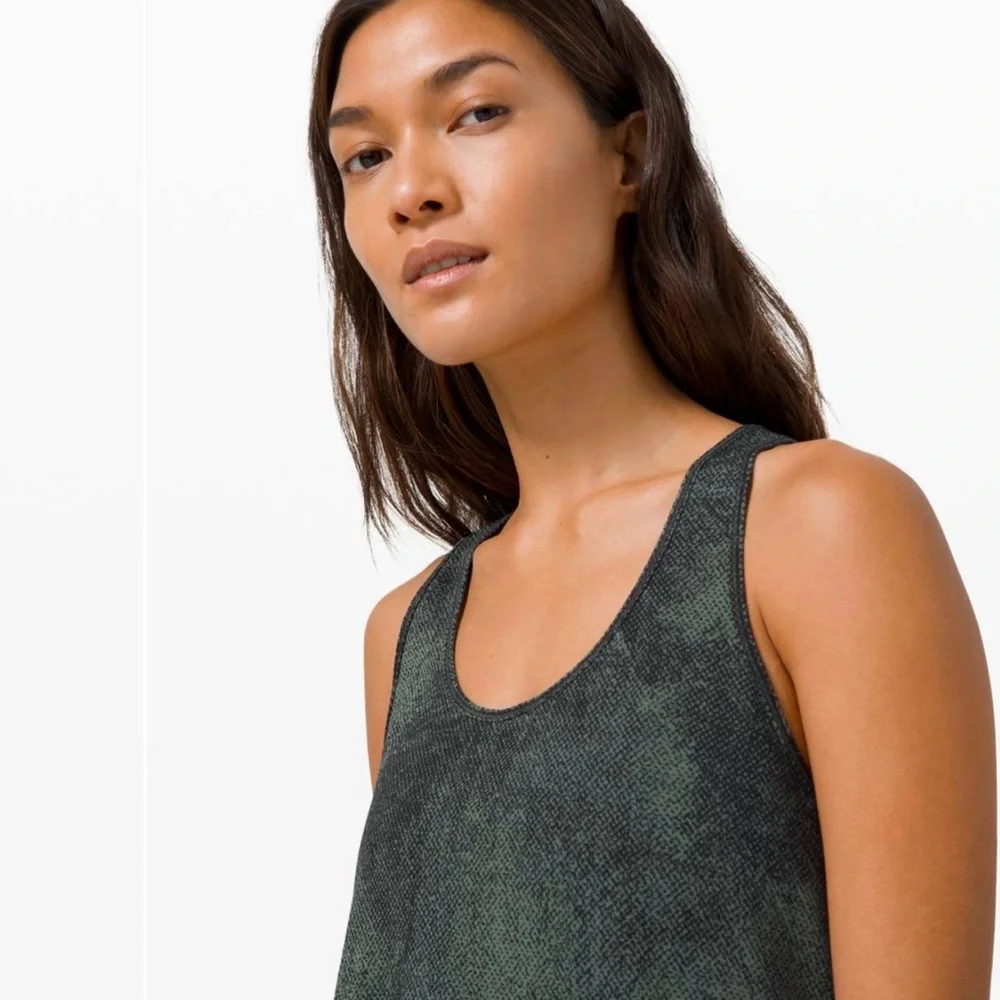 Like New Lululemon Essentials Pleated Tank Top Size 8 - Picture 3 of 6